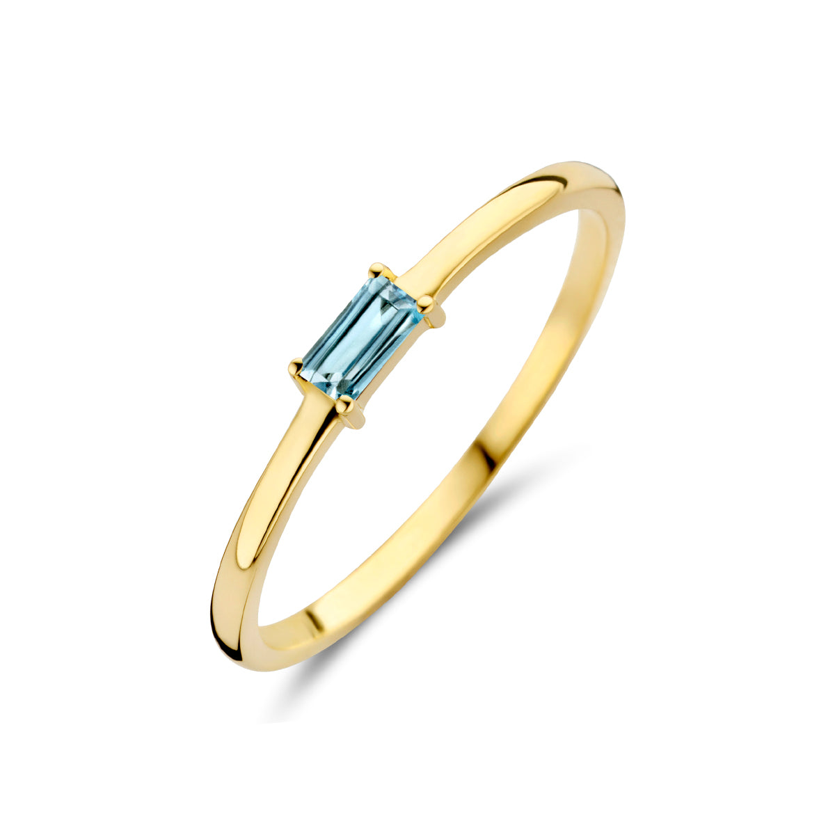 Schuin bovenaanzicht van de gouden geboortesteen ring maart met aquamarijn van 14 karaat.