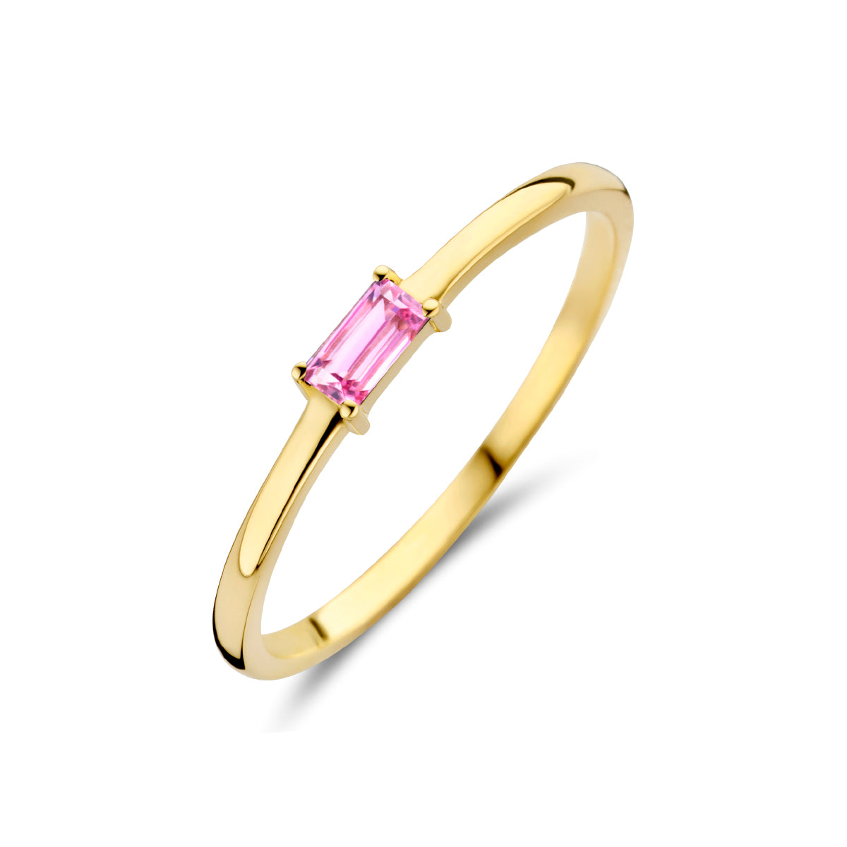 Schuin bovenaanzicht van de gouden geboortesteen ring oktober met toermalijn van 14 karaat.