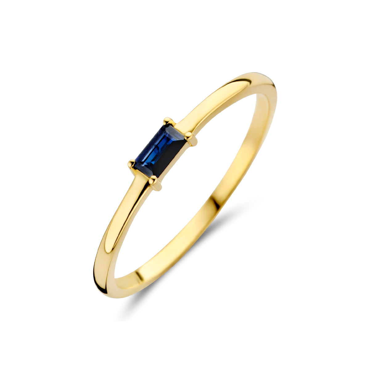 Schuin bovenaanzicht van de gouden geboortesteen ring september met saffier van 14 karaat.