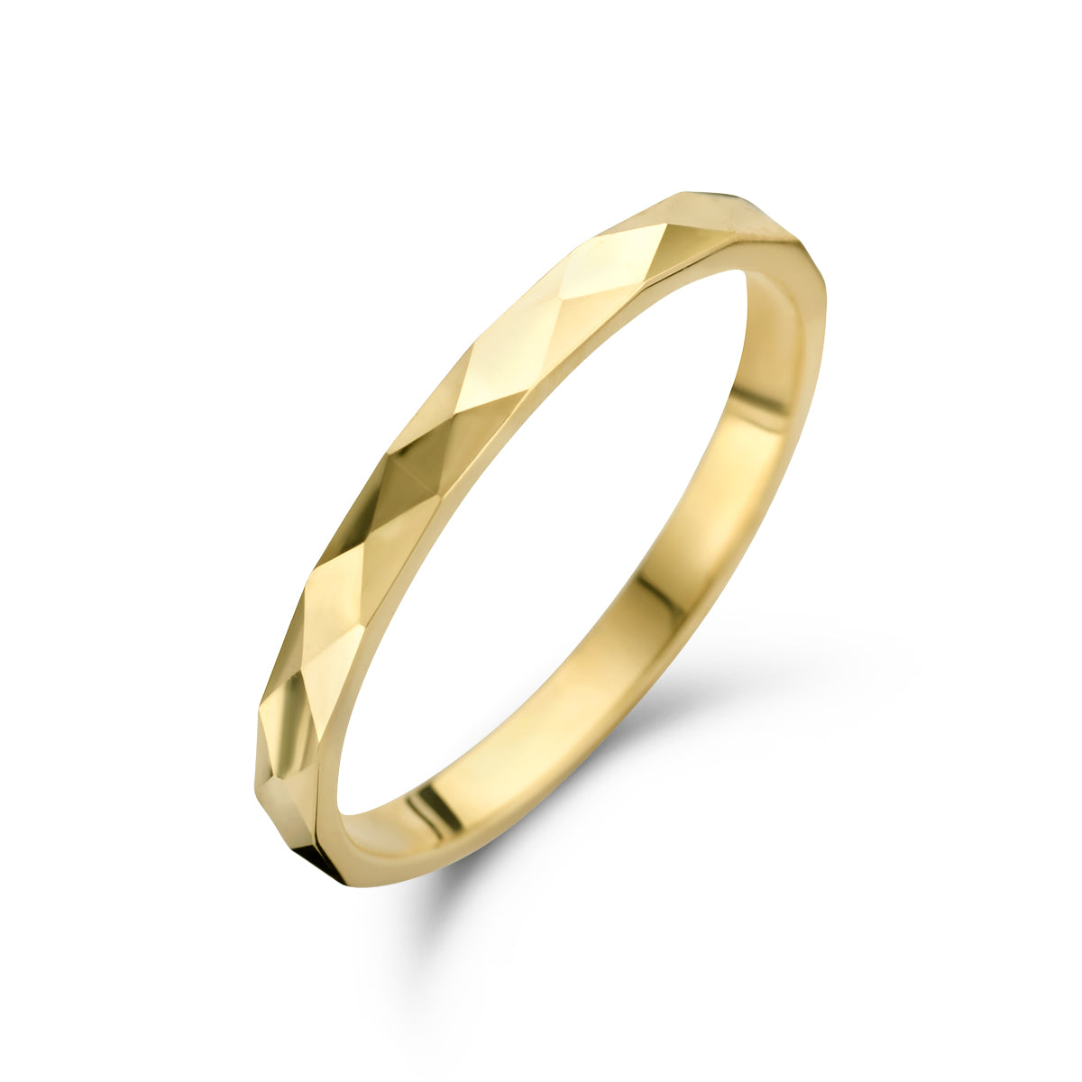 Schuin bovenaanzicht van de gouden gediamanteerde ring van 14 karaat.