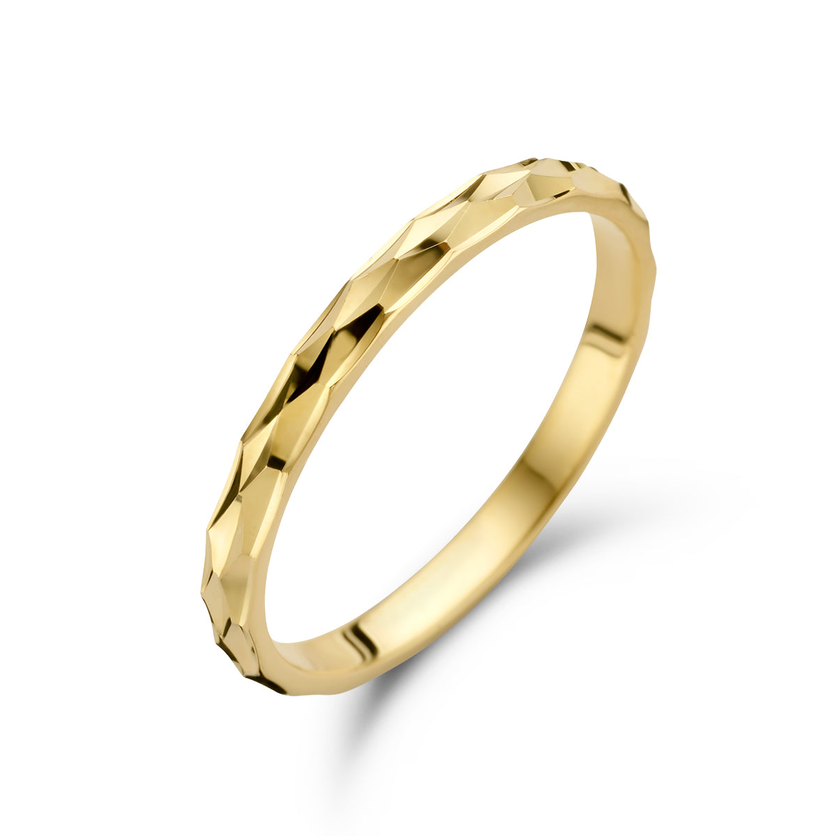 Schuin bovenaanzicht van de gouden gediamanteerde ring van 14 karaat.