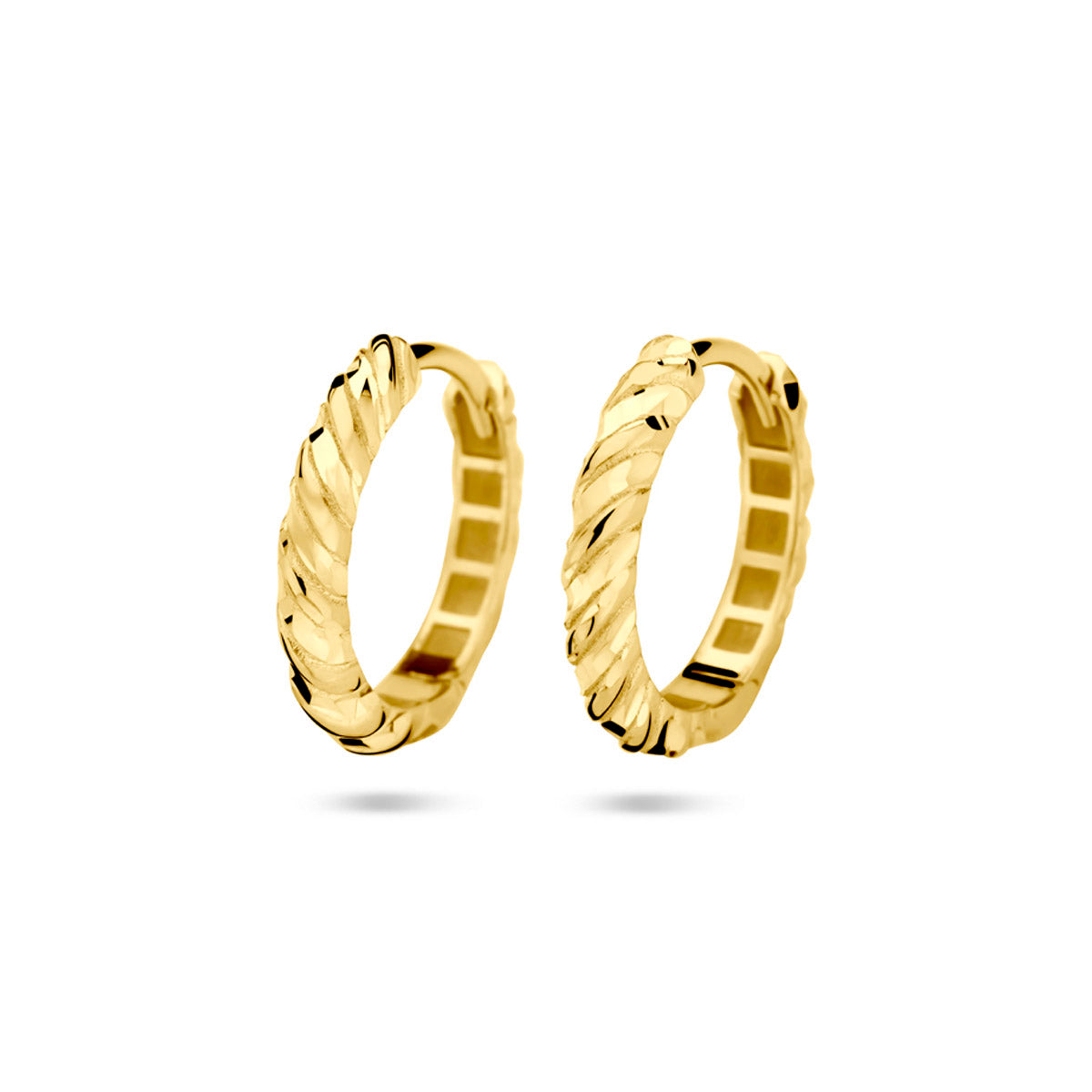 Vooraanzicht van de gouden gedraaide klapoorringen van 14 karaat.