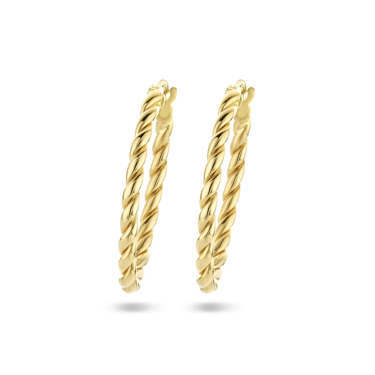 Vooraanzicht van de gouden gedraaide oorringen van 14 karaat.