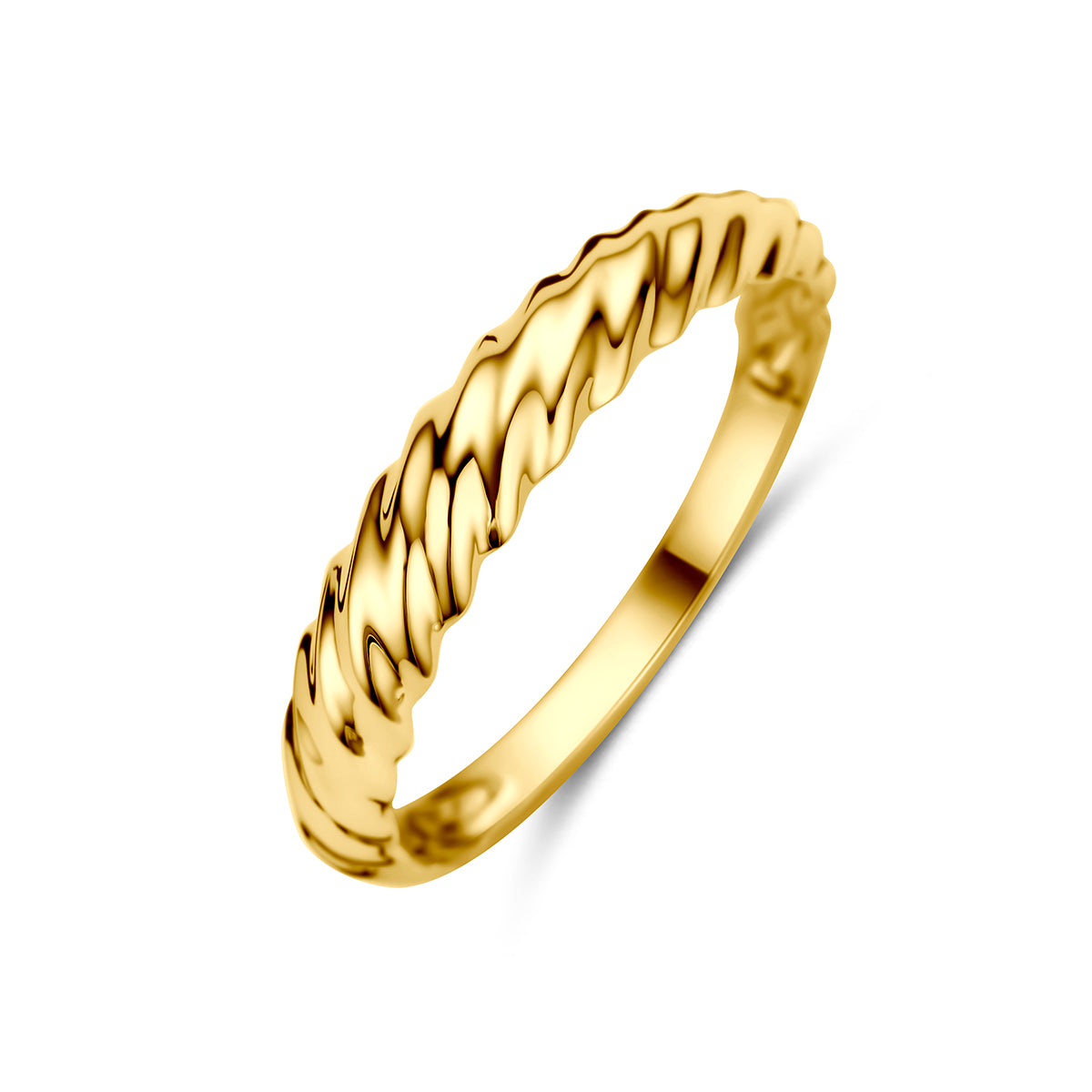 Schuin bovenaanzicht van de gouden gedraaide ring van 14 karaat.