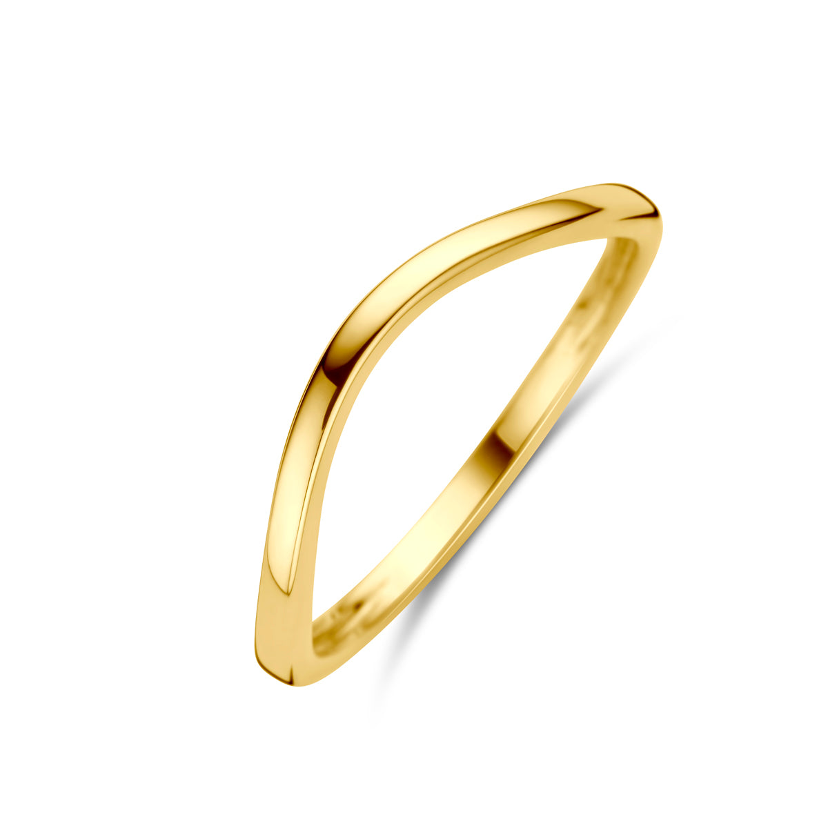 Schuin bovenaanzicht van de gouden gladde ring van 14 karaat.