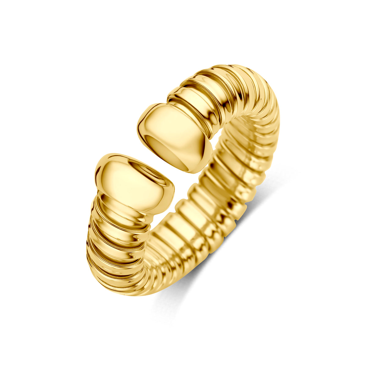 Schuin bovenaanzicht van de gouden geribbelde brede ring van 14 karaat.