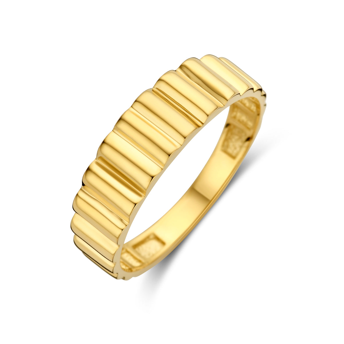 Schuin bovenaanzicht van de gouden geribbelde ring van 14 karaat.