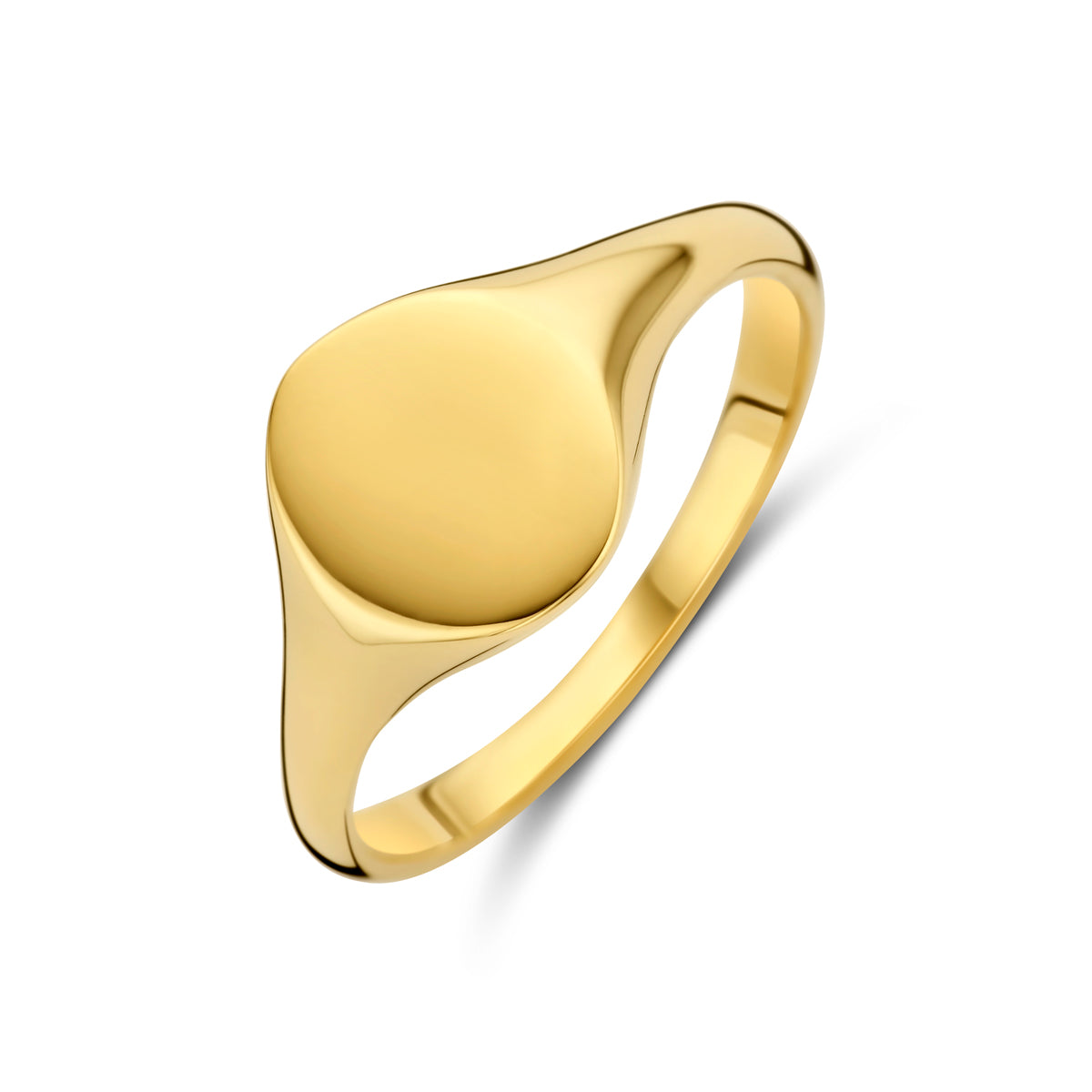 Schuin bovenaanzicht van de 14 karaat gouden graveerring, 8 mm breed en 9,5 mm hoog.