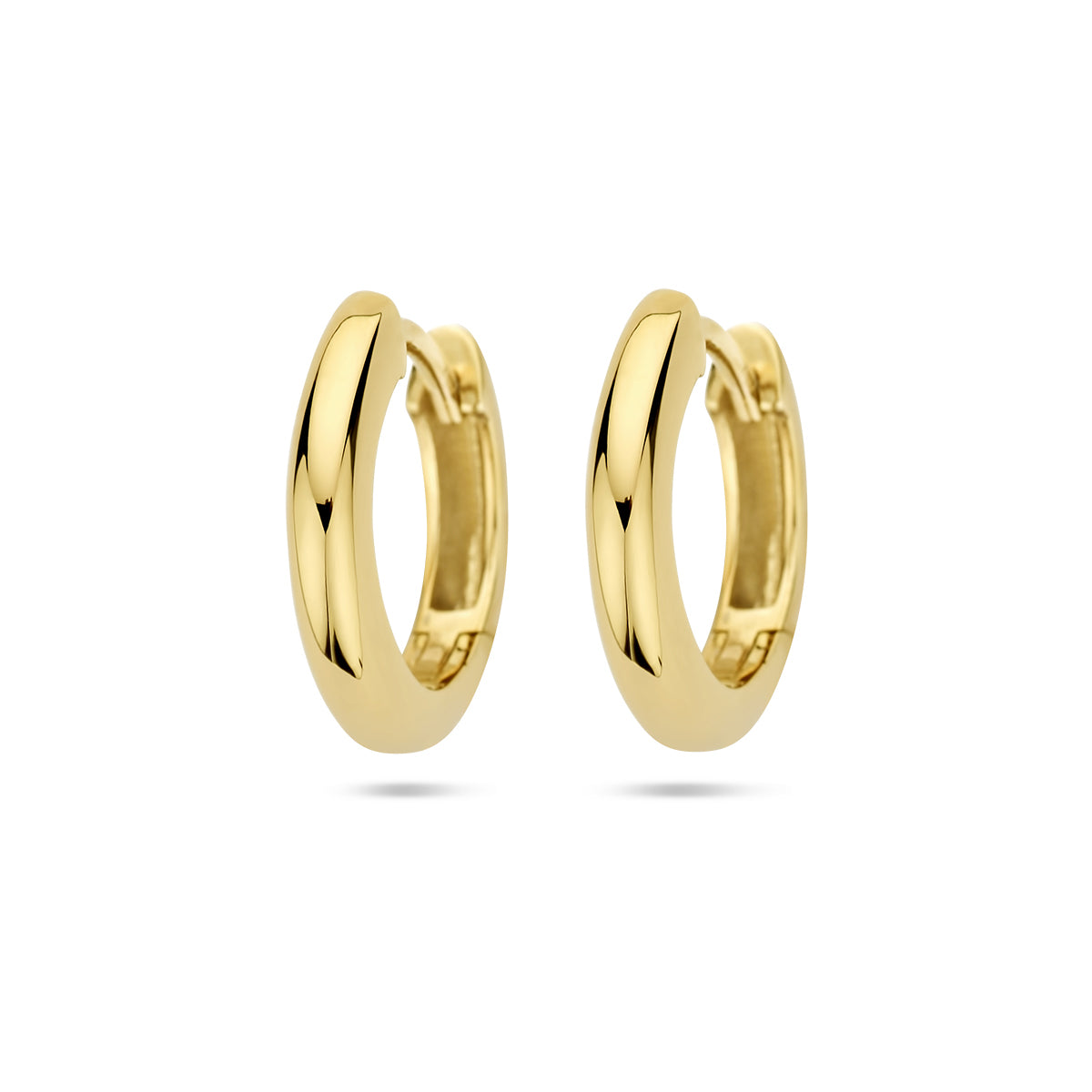 Vooraanzicht van de gouden brede klapoorringen van 14 mm.