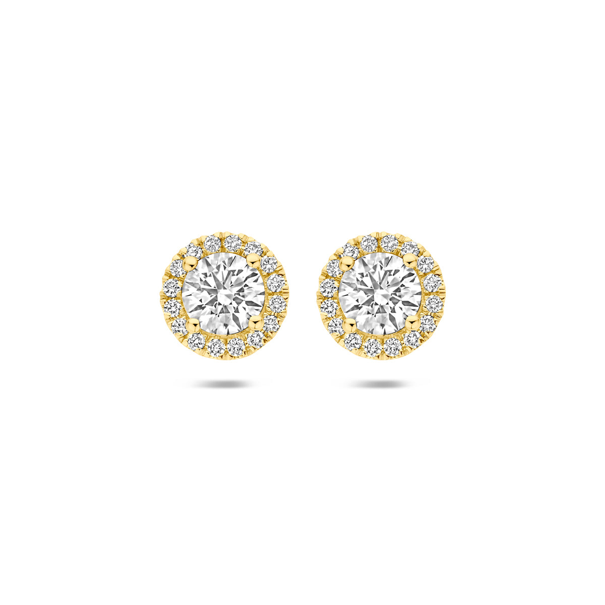 Vooraanzicht van de gouden halo oorknopjes met lab grown diamant van 14 karaat.