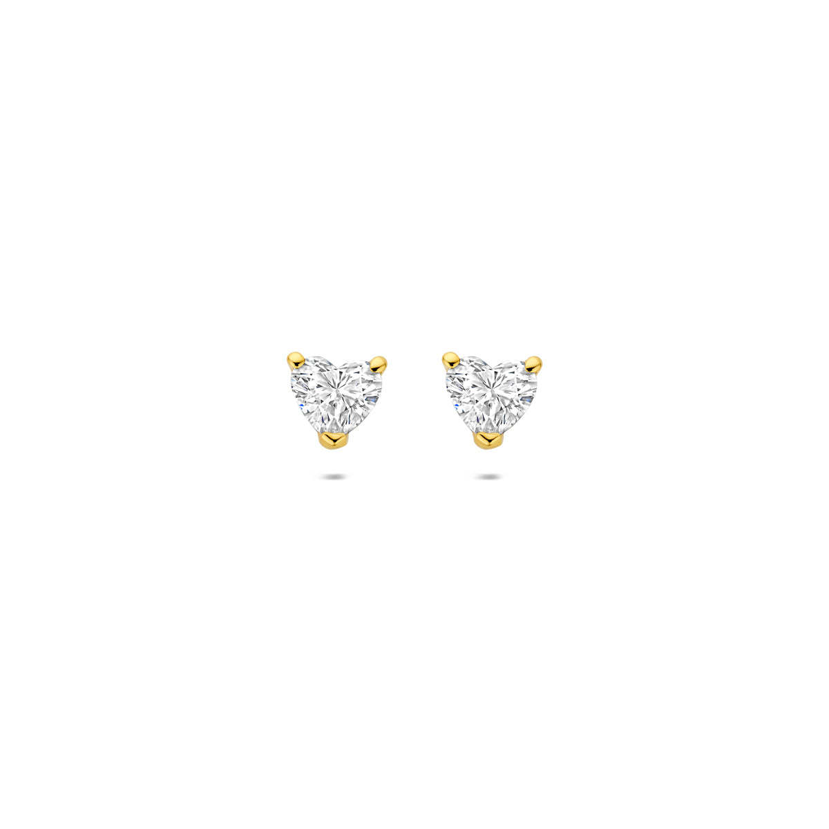 Vooraanzicht van de gouden hartje oorknopjes met lab grown diamant van 14 karaat.