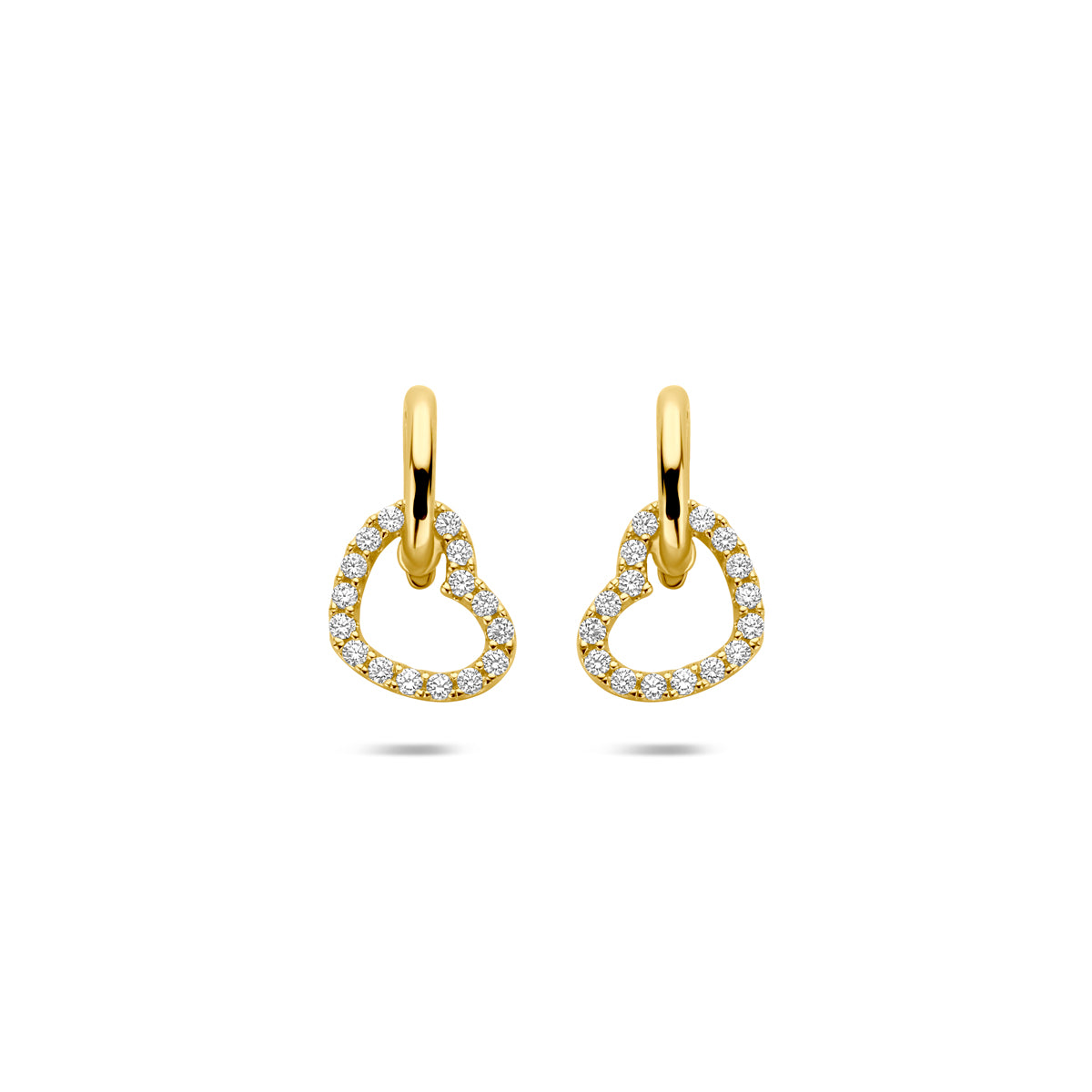 Vooraanzicht van de gouden hartjes oorhangers met zirkonia van 14 karaat.