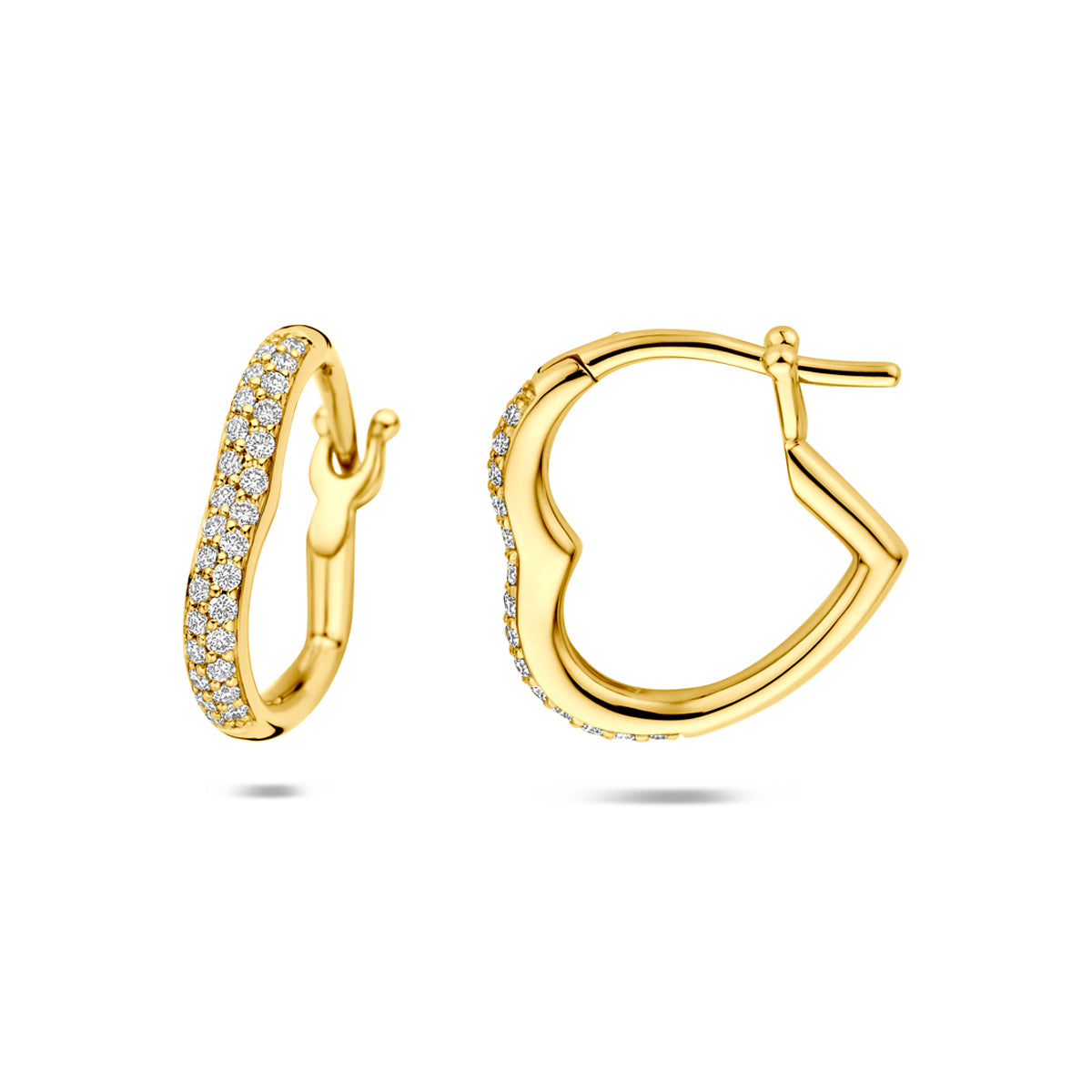 Voor- en zijaanzicht van de gouden hartvormige oorringen met diamant van 14 karaat.