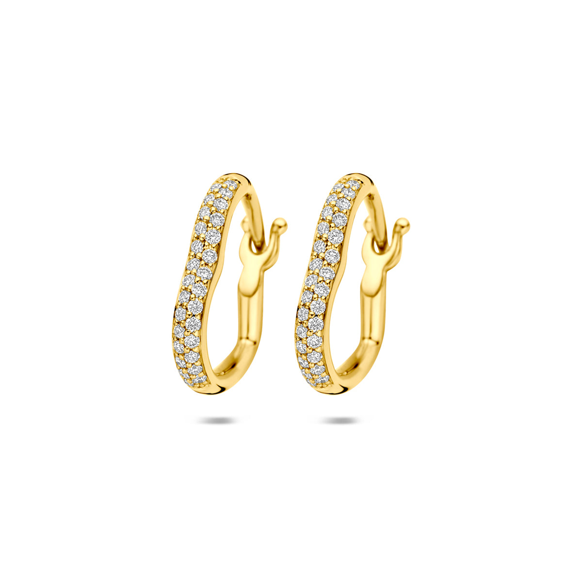 Vooraanzicht van de gouden hartvormige oorringen met diamant van 14 karaat.