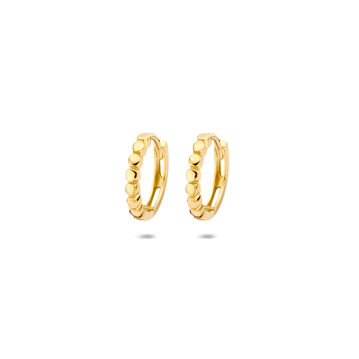 Vooraanzicht van de gouden klapoorringen van 14 karaat.