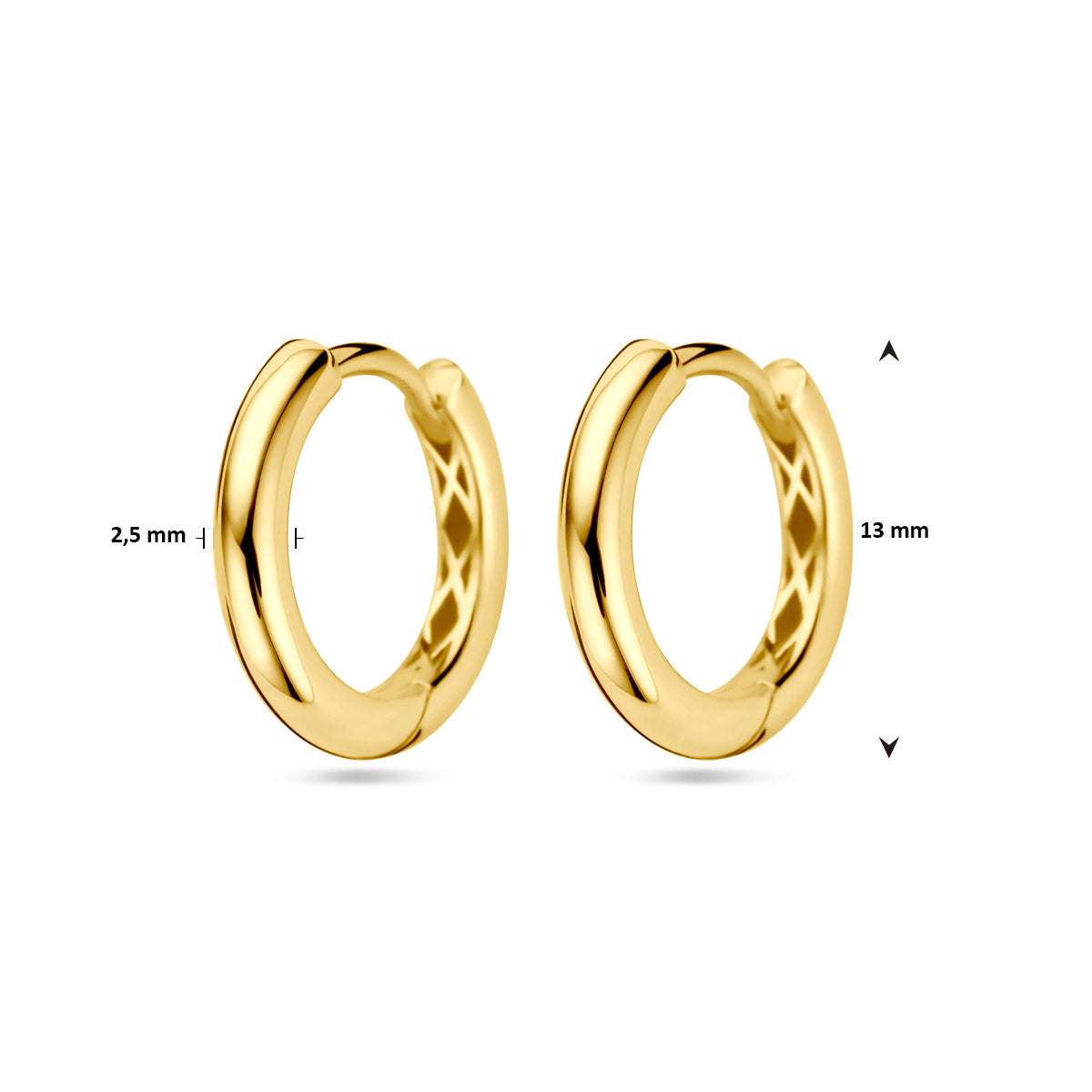 Afmetingen van de gouden klapoorringen van 14 karaat: 13 mm doorsnee en 2,5 mm dik.