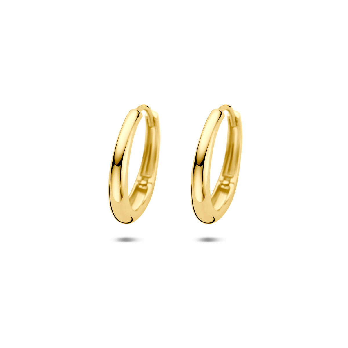 Vooraanzicht van de gouden klapoorringen van 14 karaat.