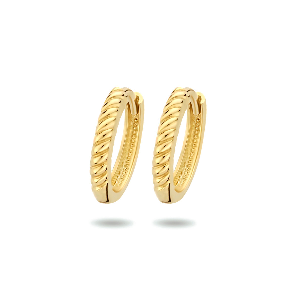 Vooraanzicht van de gouden klapoorringen van 14 karaat.