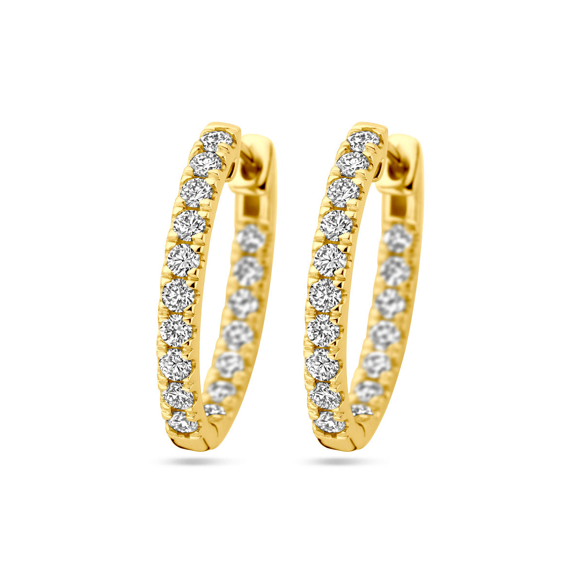Vooraanzicht van de gouden klapoorringen met lab grown diamant van 14 karaat.