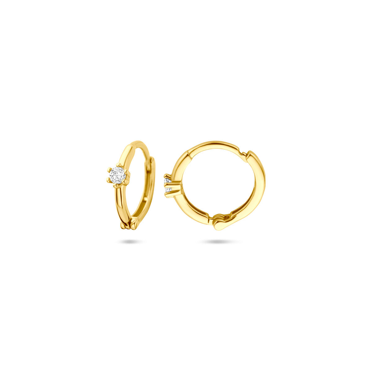 Voor- en zijaanzicht van de gouden klapoorringen met zirkonia van 14 karaat.