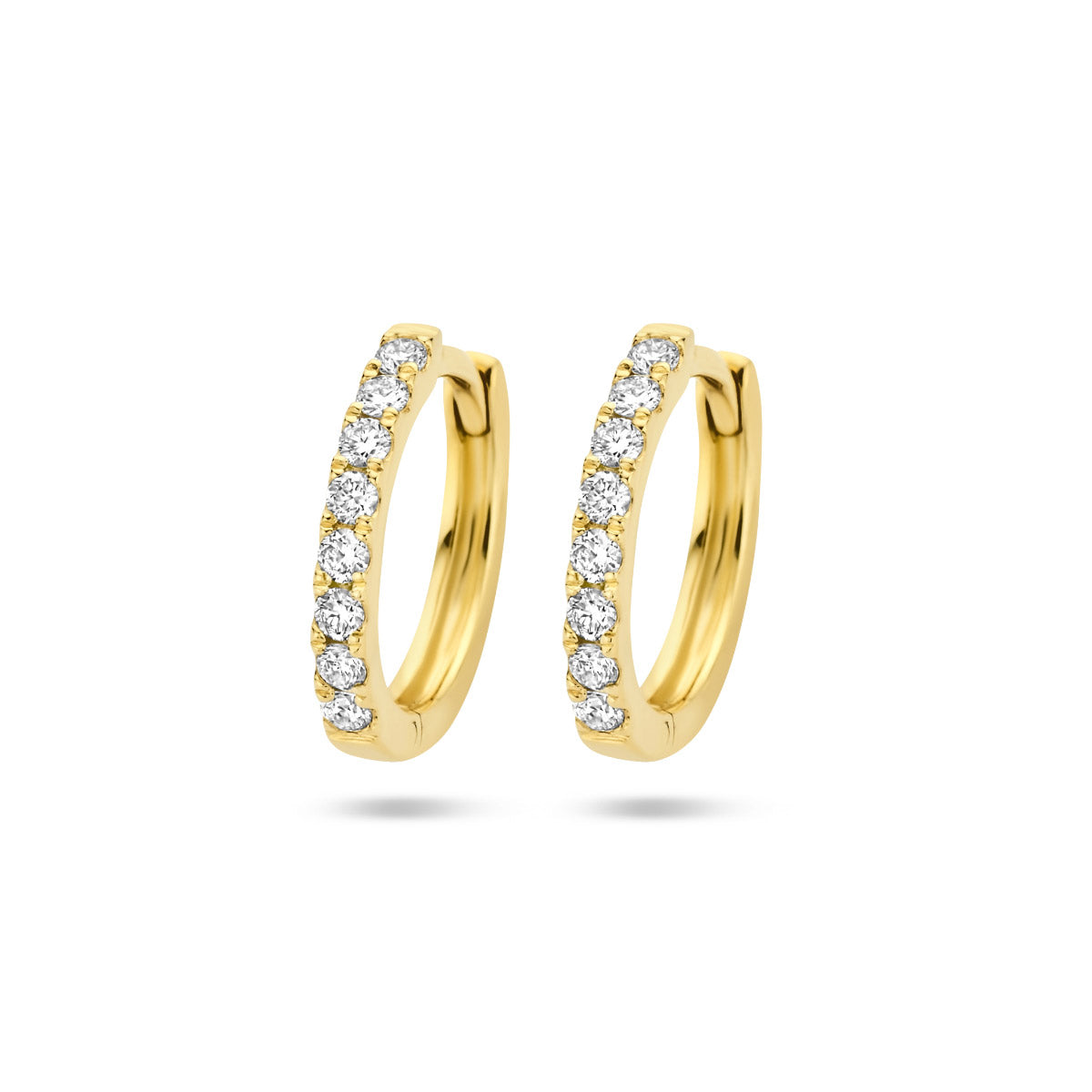 Vooraanzicht van de gouden klapoorringen met diamant van 14 karaat.
