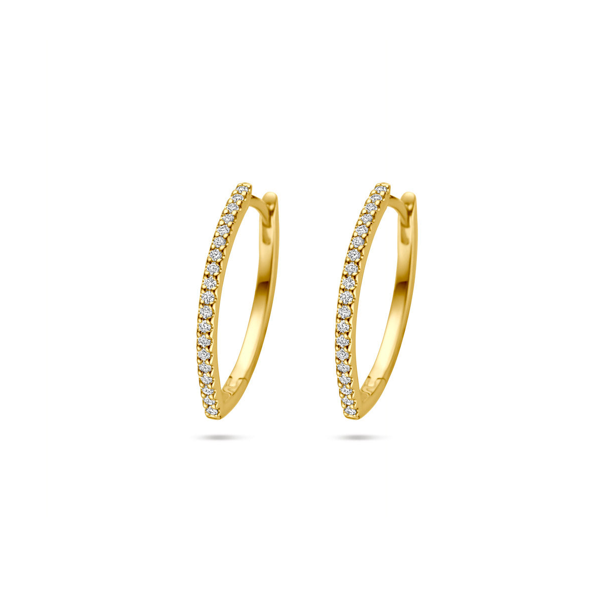Vooraanzicht van de gouden klapoorringen met diamant van 14 karaat.