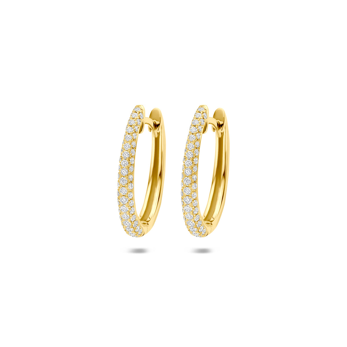 Vooraanzicht van de gouden klapoorringen met diamant van 14 karaat.