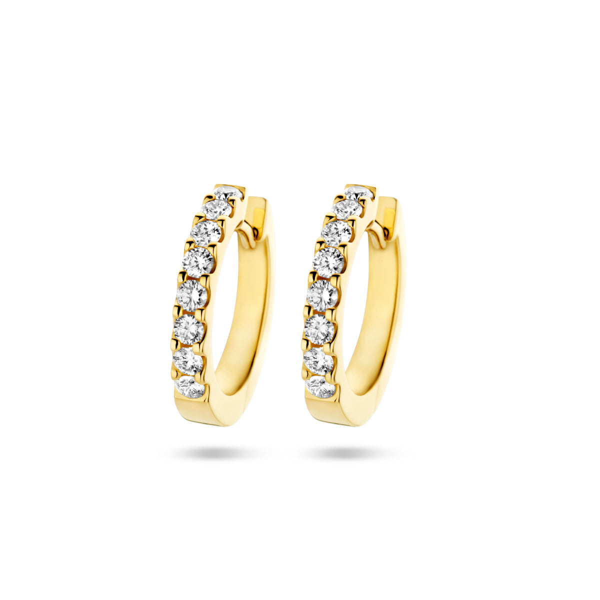 Vooraanzicht van de gouden klapoorringen met diamant van 14 karaat.