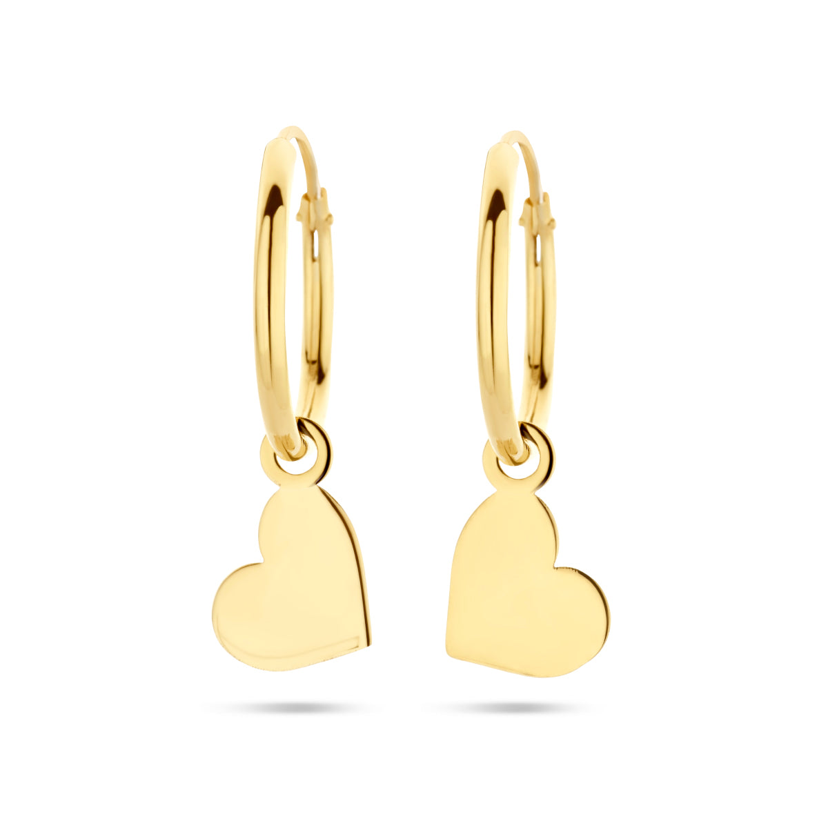 Vooraanzicht van de gouden klapoorringen met hartje van 14 karaat.
