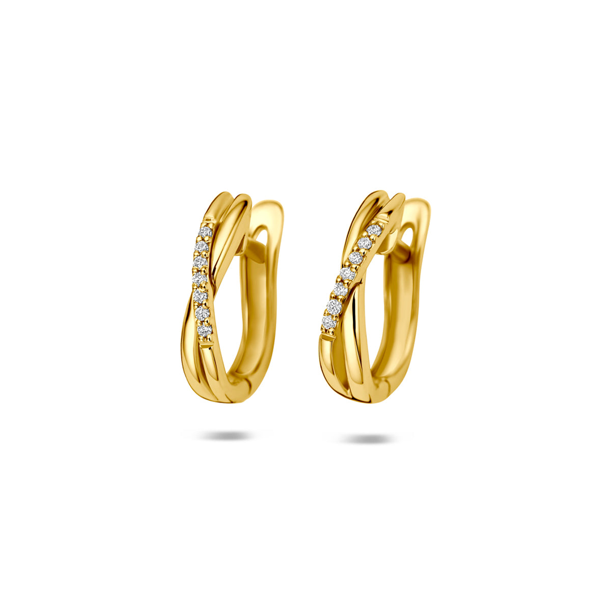 Vooraanzicht van de gouden klapoorringen met lab grown diamant van 14 karaat.