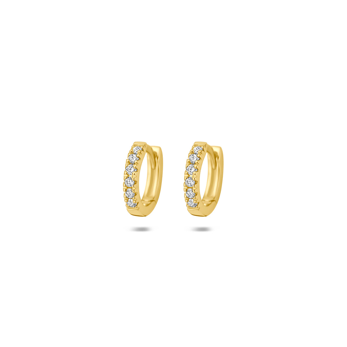 Vooraanzicht van de gouden klapoorringen met lab grown diamant van 14 karaat.