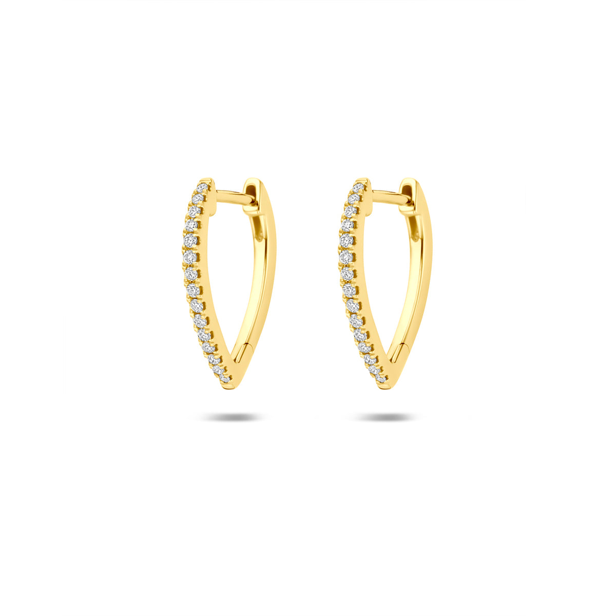 Vooraanzicht van de gouden klapoorringen met lab grown diamant van 14 karaat.