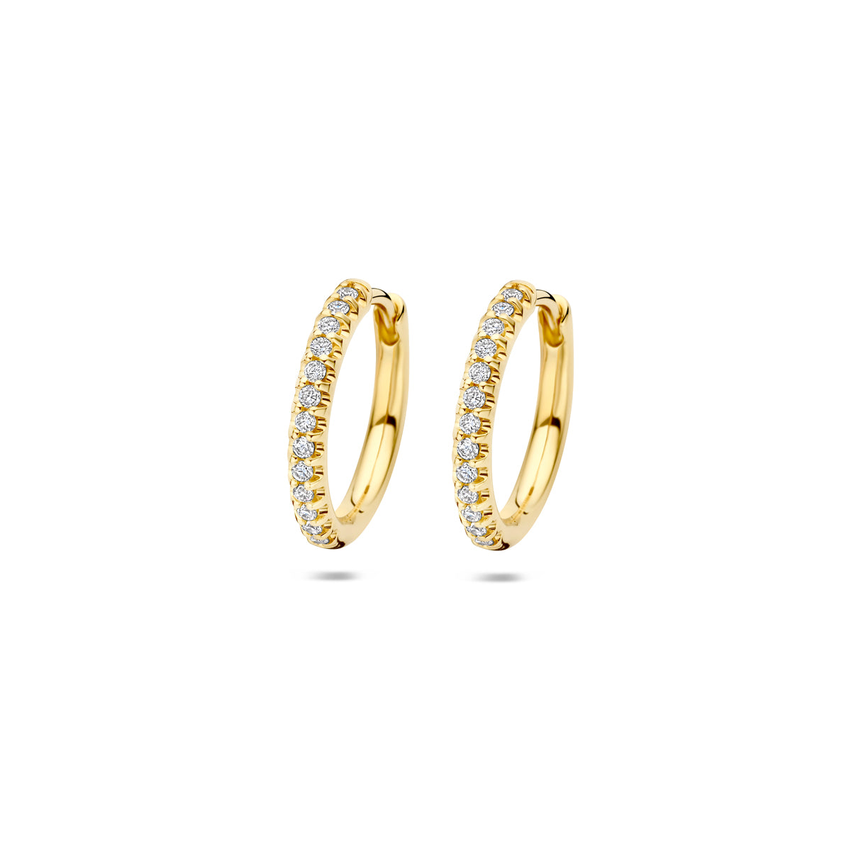 Vooraanzicht van de gouden klapoorringen met lab grown diamant van 14 karaat.