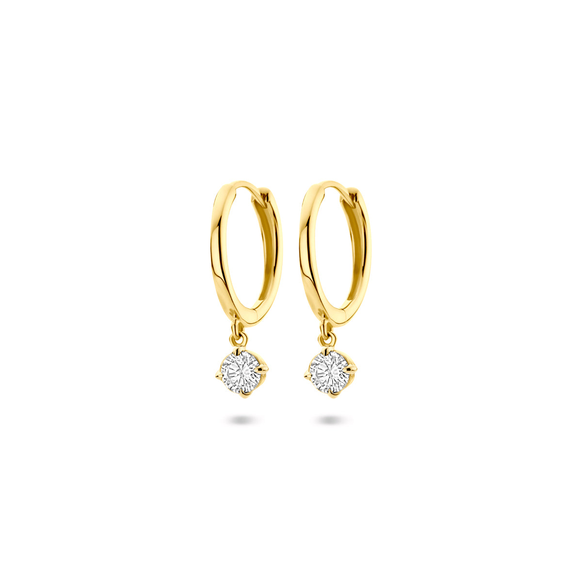 Vooraanzicht van de gouden klapoorringen met lab grown diamant van 14 karaat.