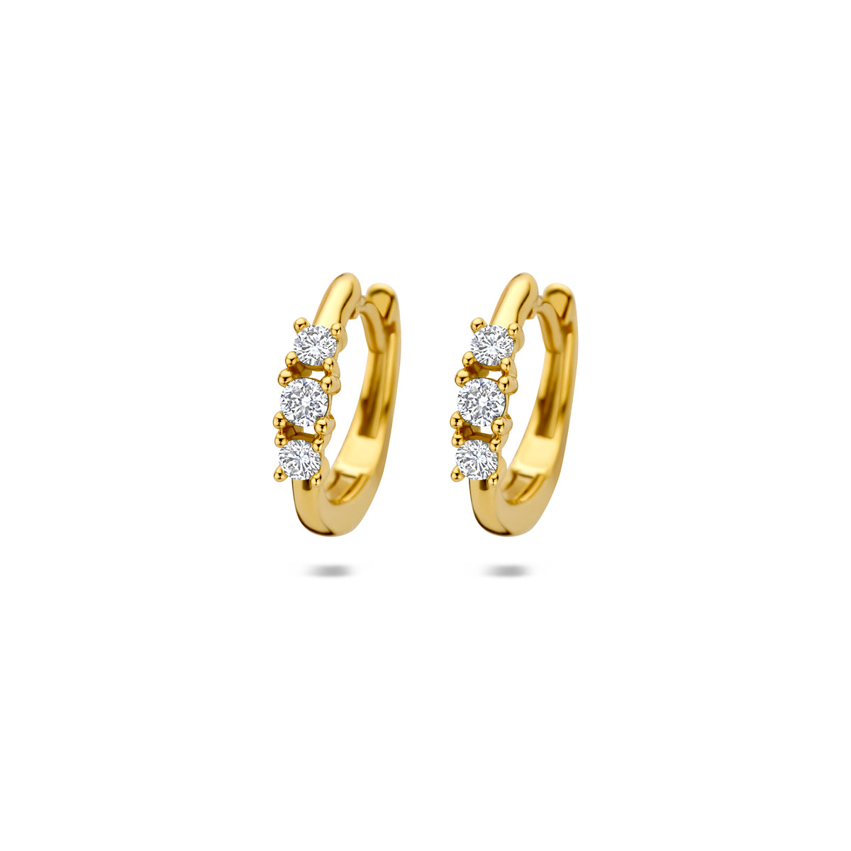Vooraanzicht van de gouden klapoorringen met lab grown diamant van 14 karaat.