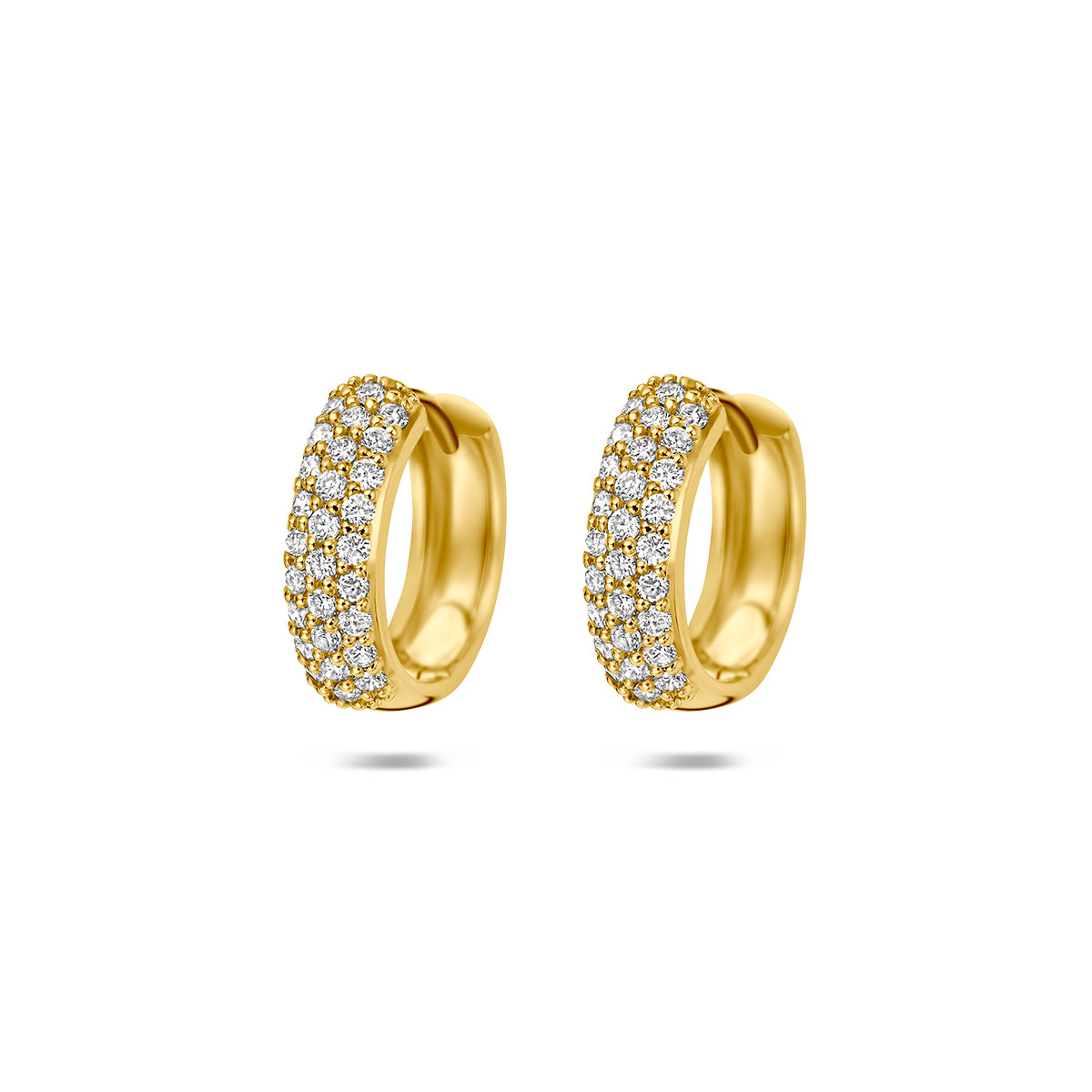 Vooraanzicht van de gouden klapoorringen met lab grown diamant van 14 karaat.
