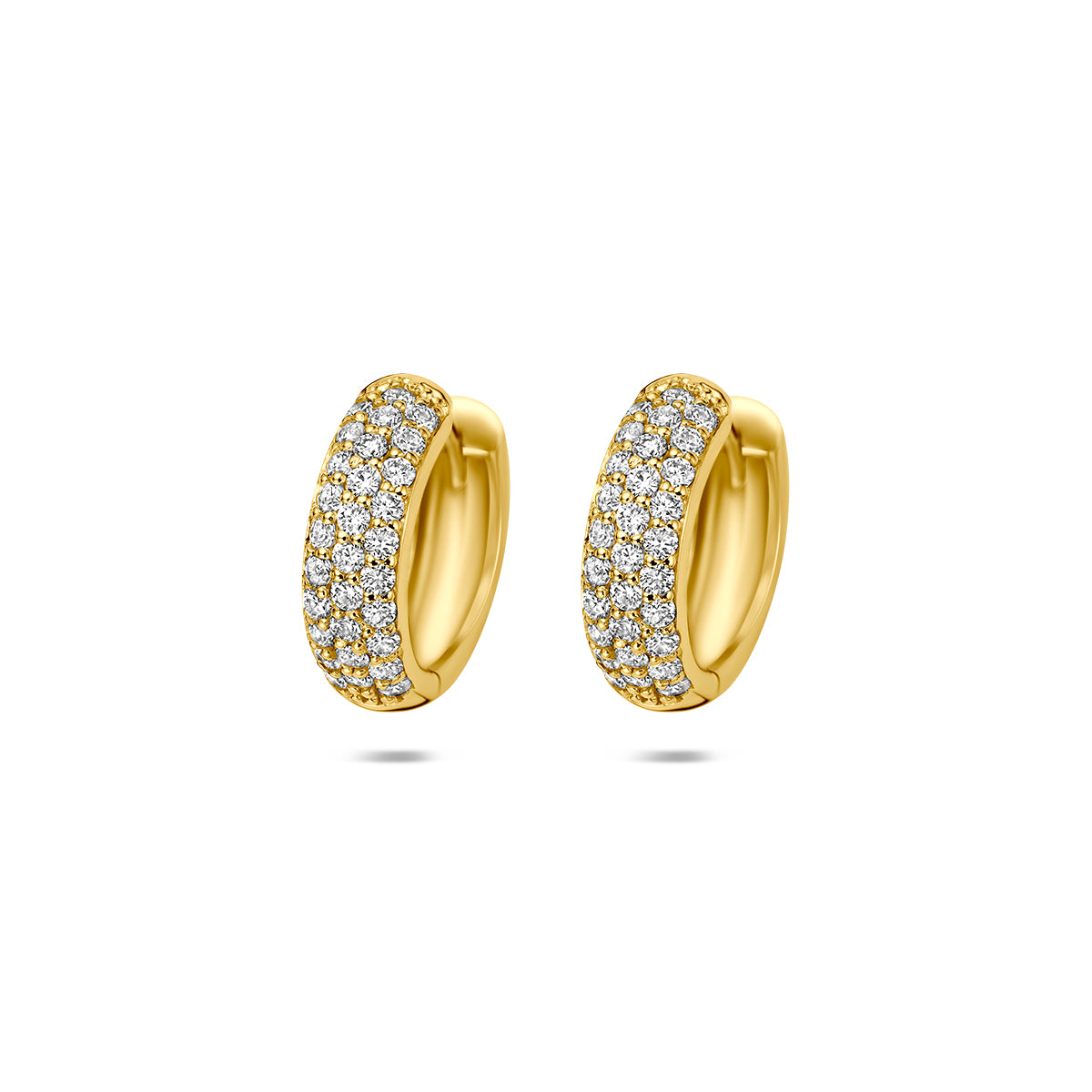 Vooraanzicht van de gouden klapoorringen met lab grown diamant van 14 karaat.