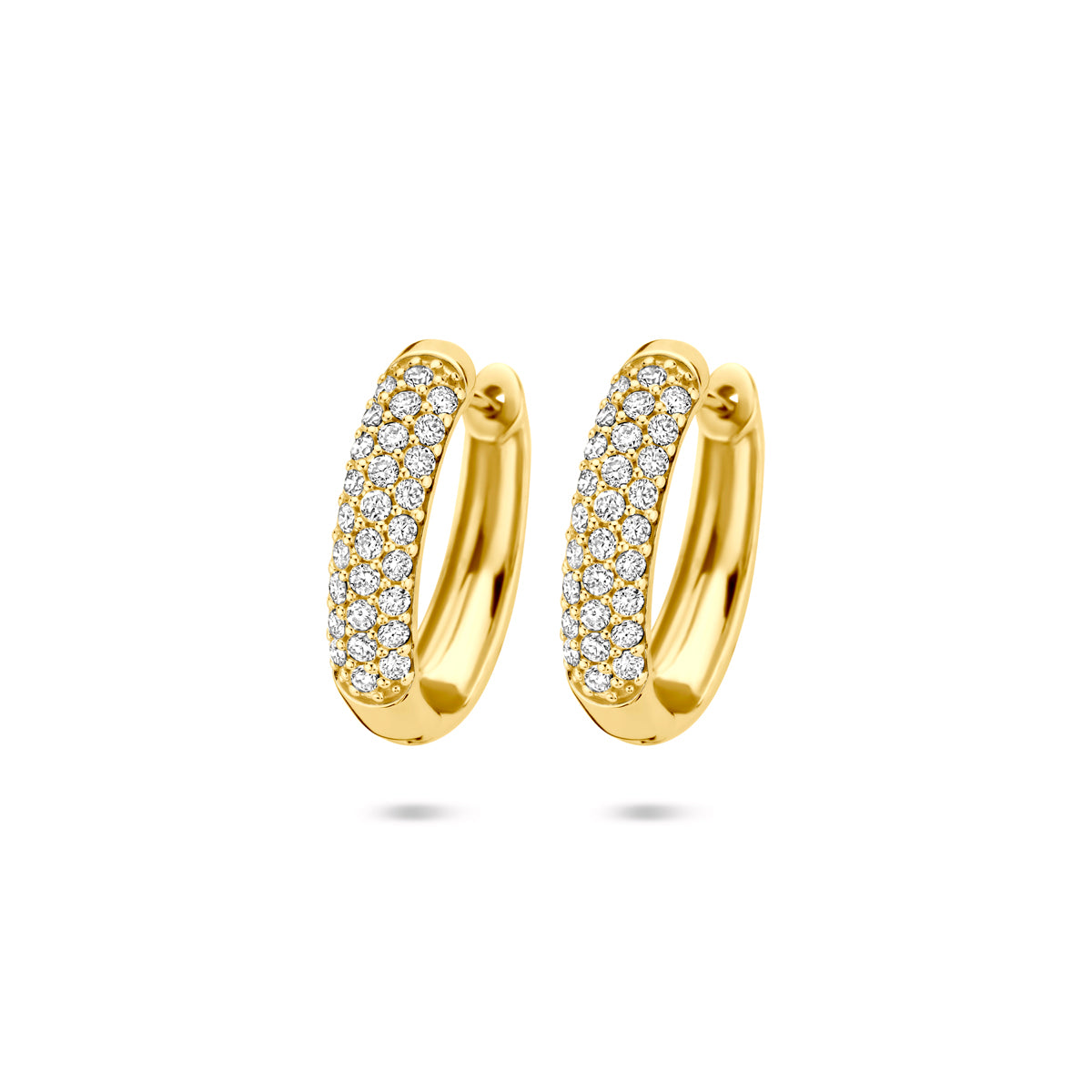 Vooraanzicht van de gouden klapoorringen met lab grown diamant van 14 karaat.