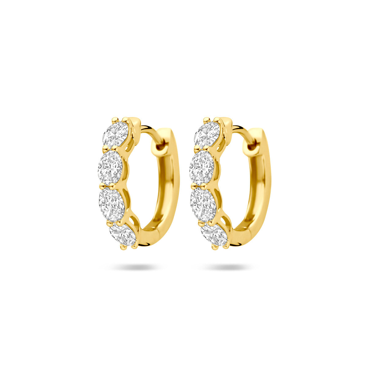 Vooraanzicht van de gouden klapoorringen met lab grown diamant van 14 karaat.