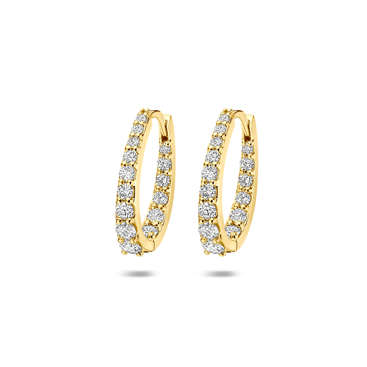 Vooraanzicht van de gouden klapoorringen met lab grown diamant van 14 karaat.