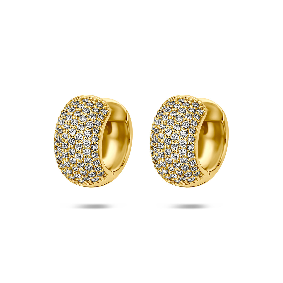 Vooraanzicht van de gouden klapoorringen met lab grown diamant van 14 karaat.