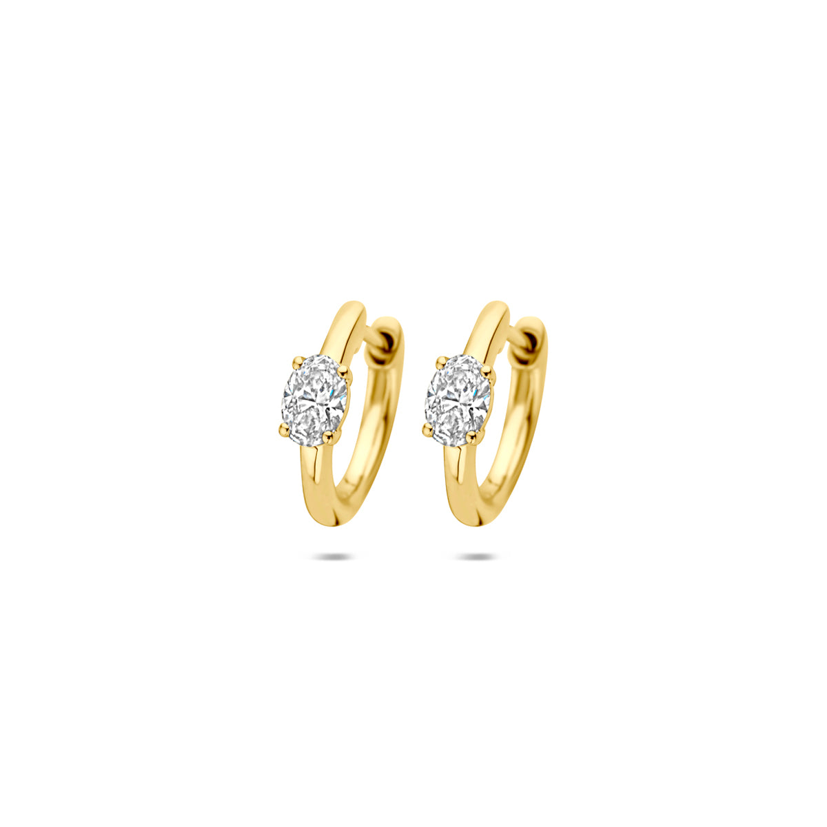 Vooraanzicht van de gouden klapoorringen met lab grown diamant van 14 karaat.