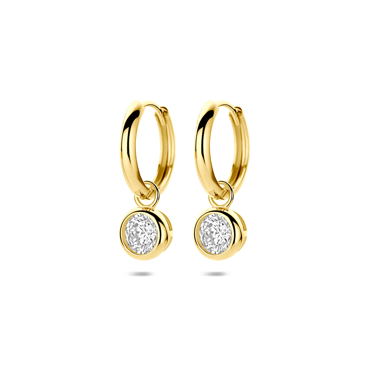 Vooraanzicht van de gouden klapoorringen met ronde zirkonia van 14 karaat.