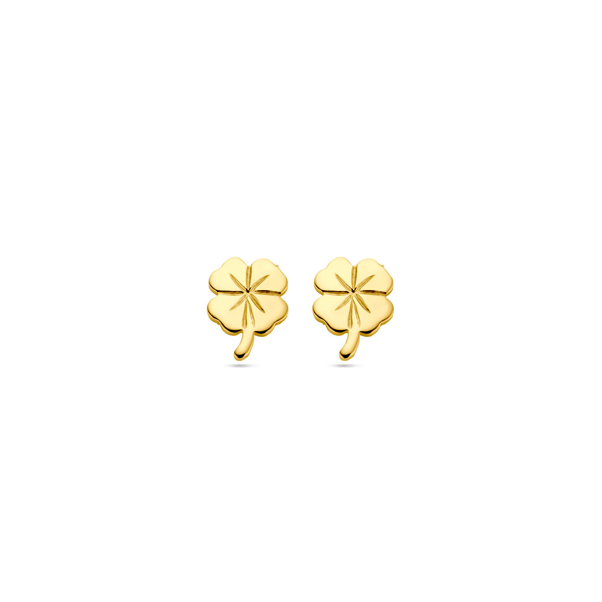Vooraanzicht van de gouden klavertje oorknopjes van 14 karaat.