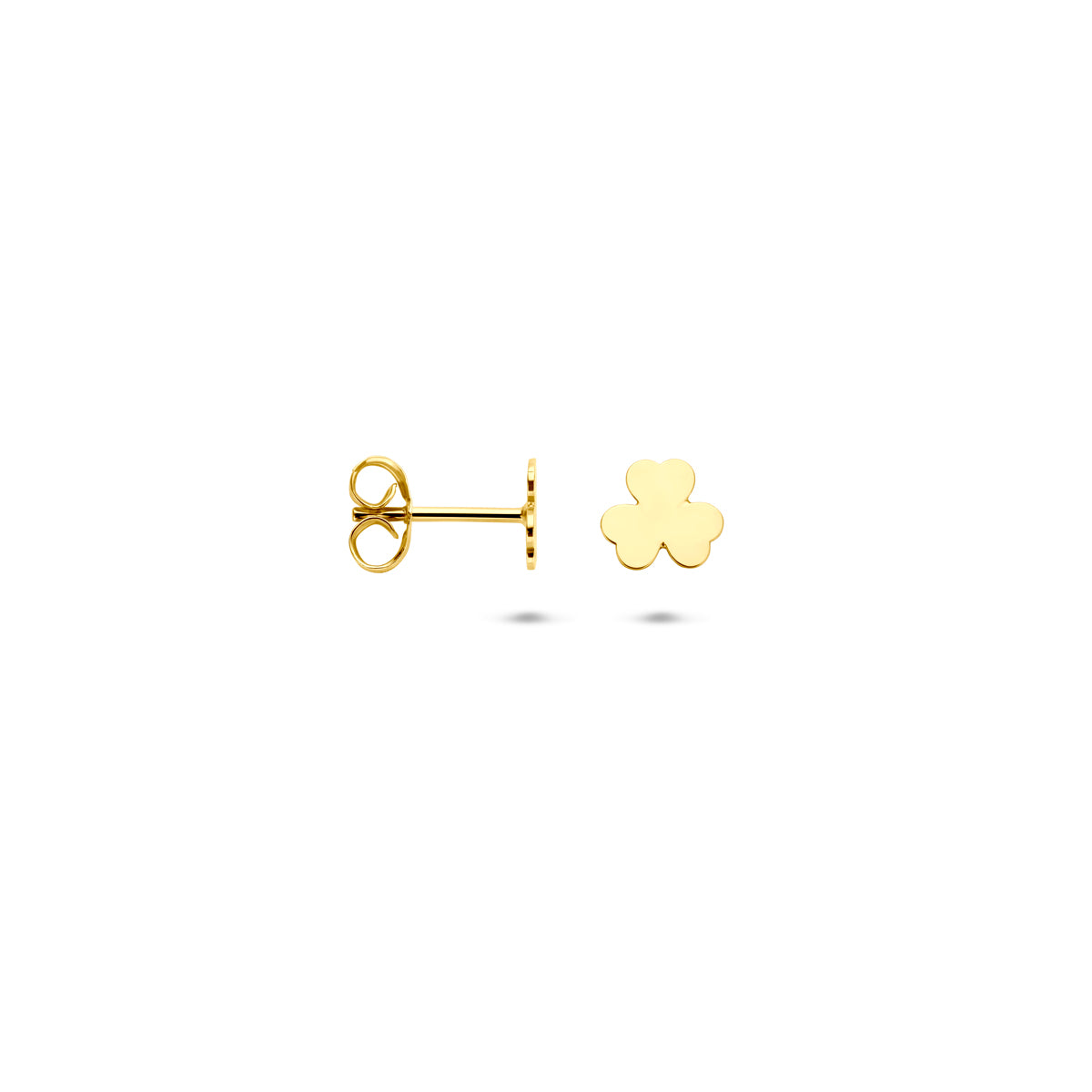 Voor- en zijaanzicht van de gouden klavertje oorknopjes van 14 karaat.