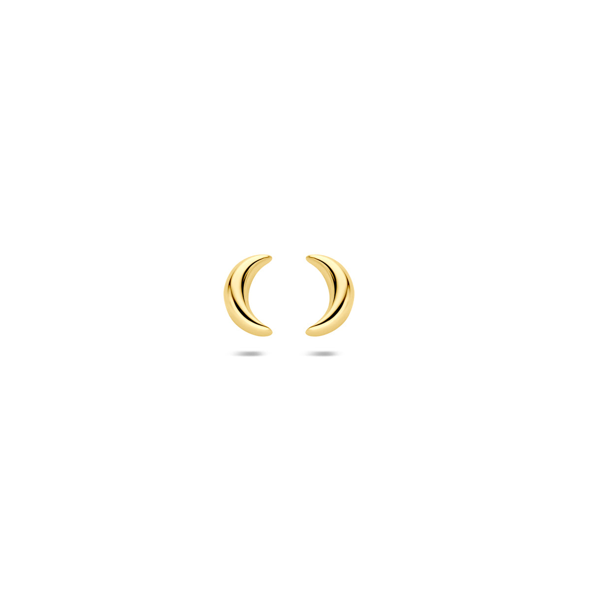 Vooraanzicht van de gouden maan oorknopjes van 14 karaat.