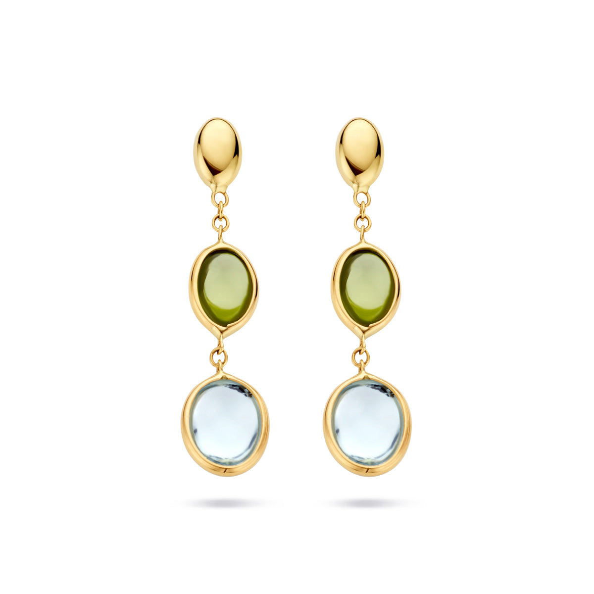 Vooraanzicht van de 14 karaat gouden oorhangers blauw topaas en peridot, 30 mm hoog en 7 mm breed.