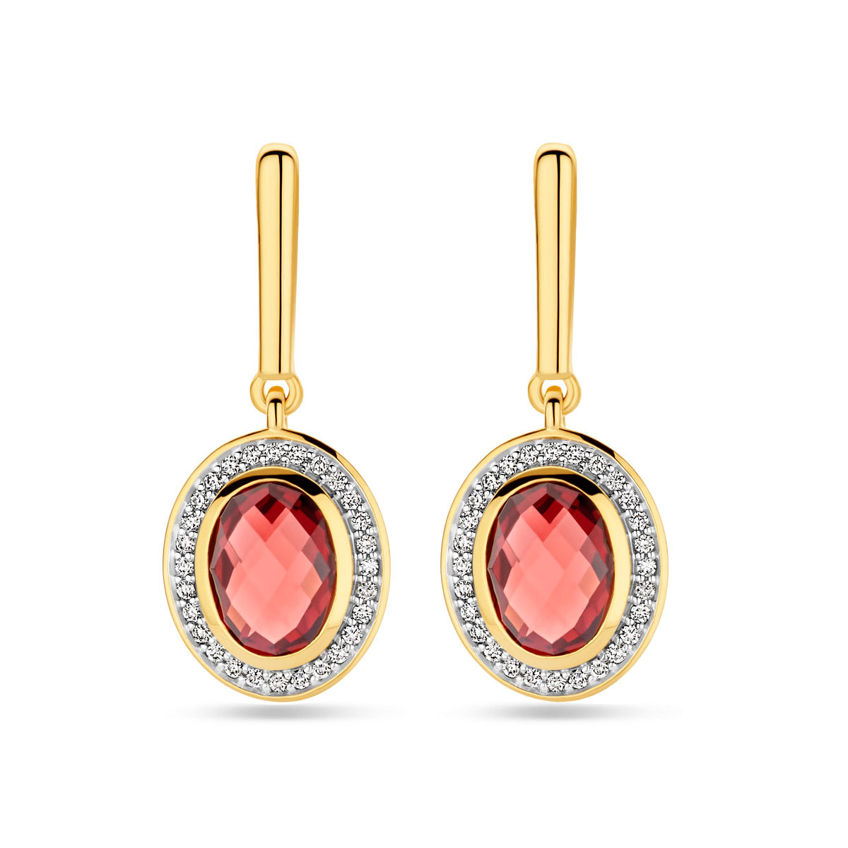 Vooraanzicht van de gouden oorhangers met granaat en diamant van 14 karaat.