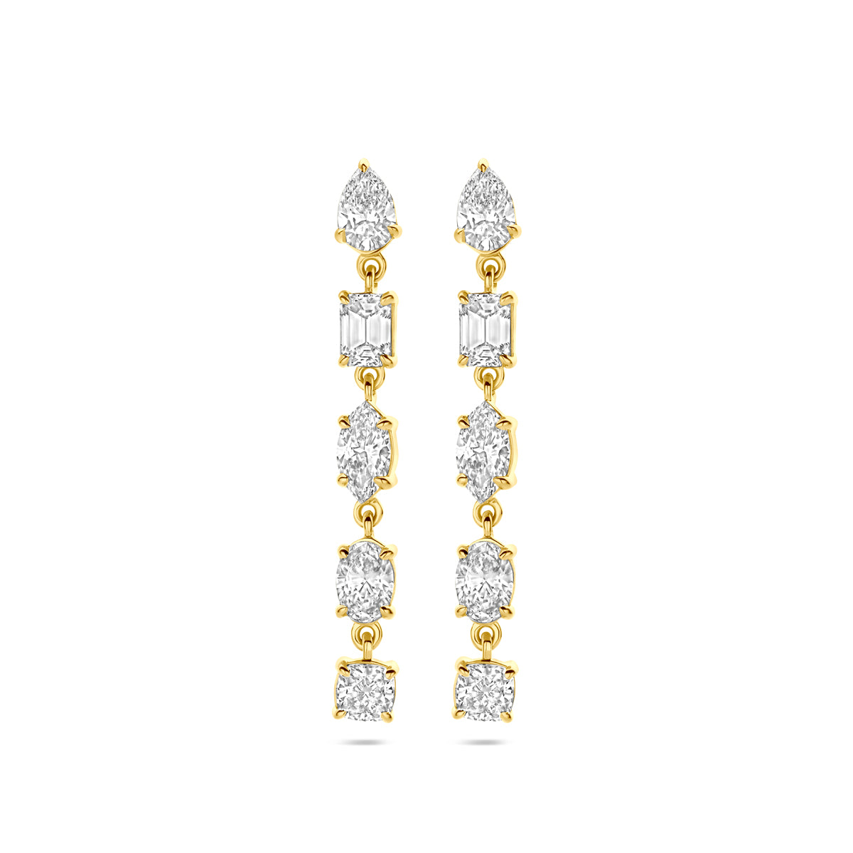 Vooraanzicht van de gouden oorhangers met lab grown diamant van 14 karaat.