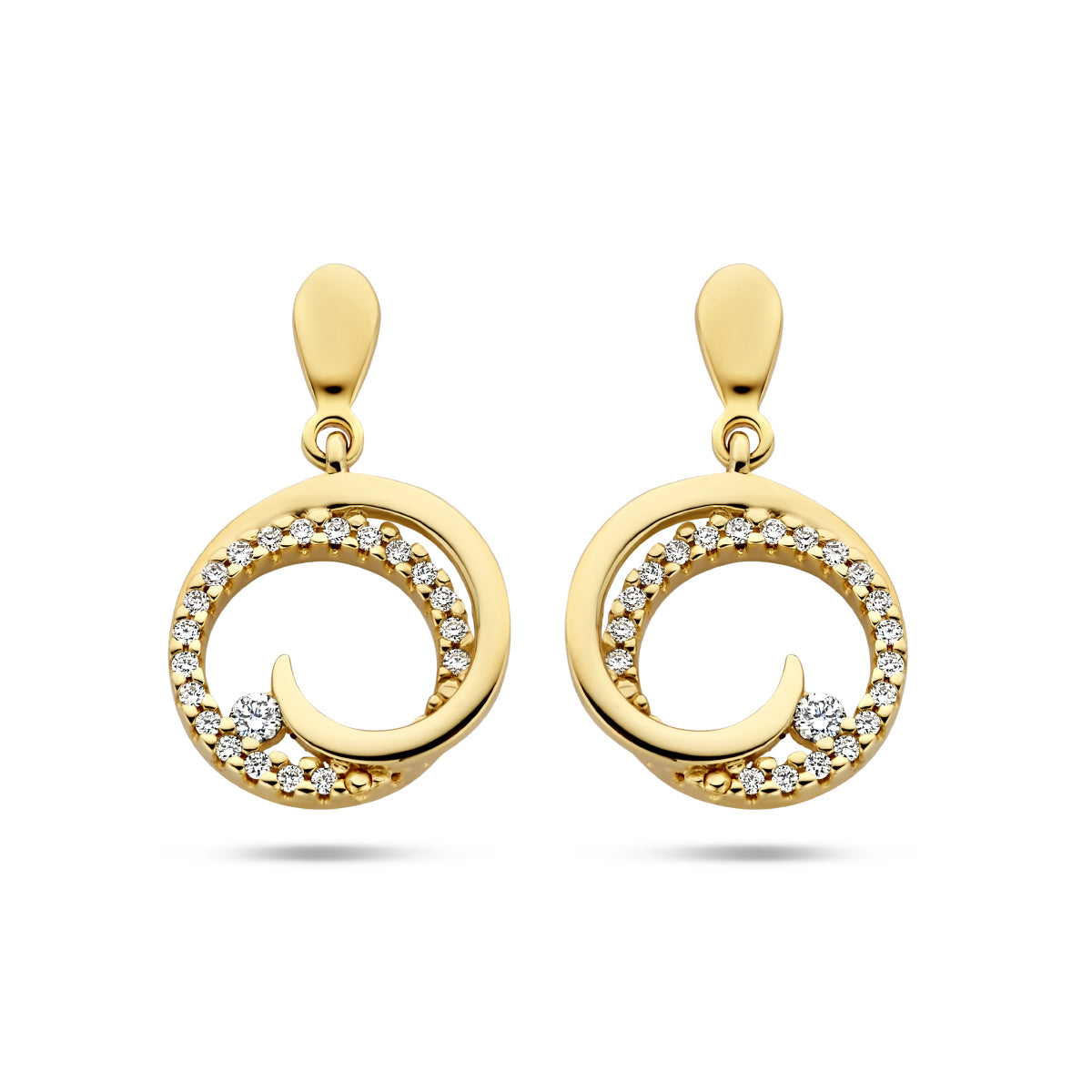 Vooraanzicht van de gouden oorhangers met rondje en diamant van 14 karaat.